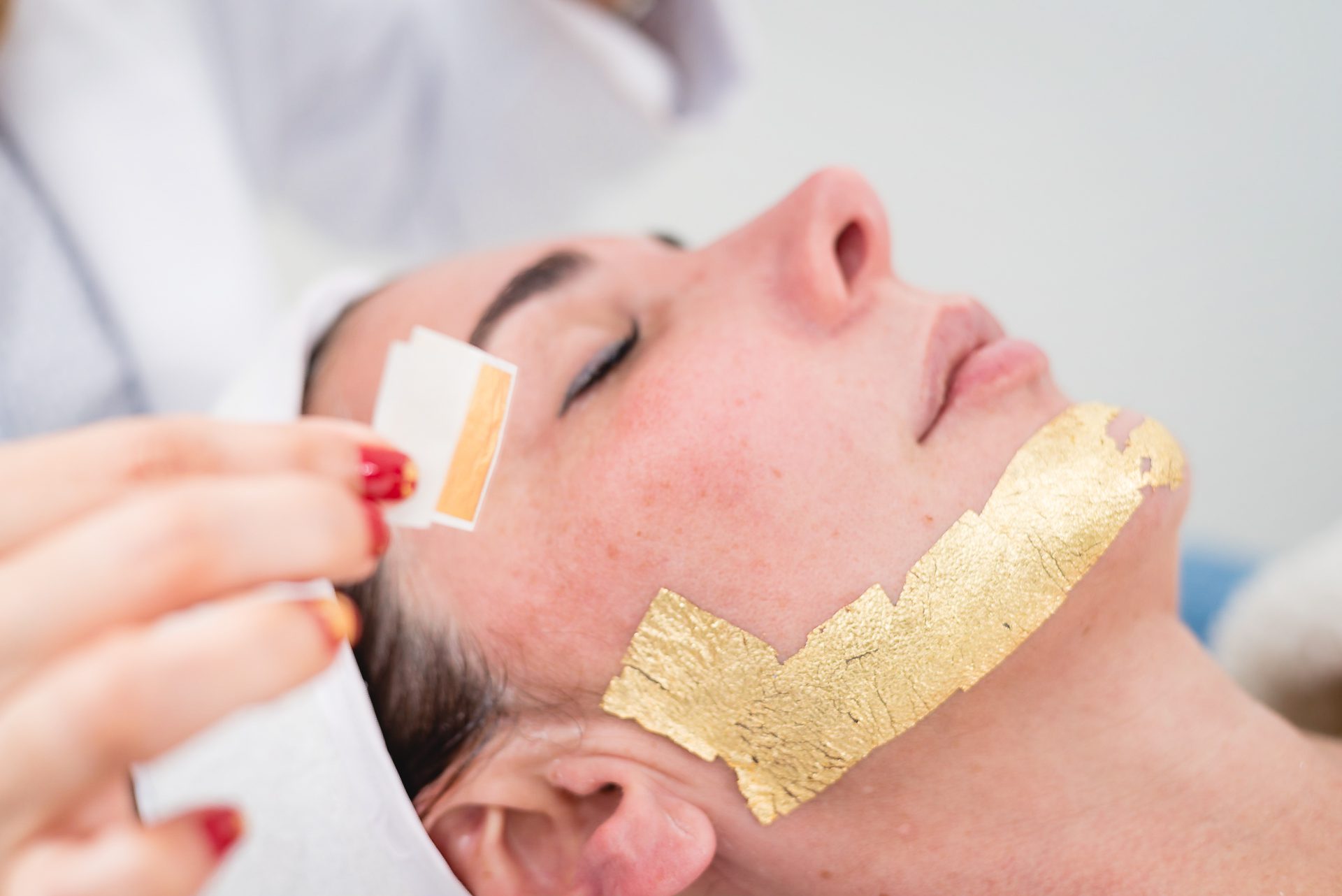 Tratamiento facial con oro